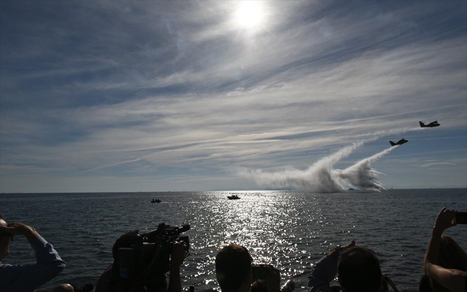 Αεροπορικές επιδείξεις στον Φλοίσβο. Στιγμιότυπο από τις επιδείξεις της πολεμικής αεροπορίας στον Φλοίσβο. Οι επιδείξεις πραγματοποιούνται στο πλαίσιο των εορτασμών του προστάτη της Πολεμικής Αεροπορίας, Αρχάγγελου Μιχαήλ.