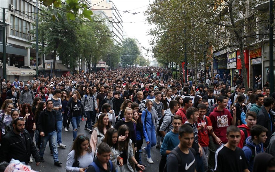 Μαθητικό συλλαλητήριο στα Προπύλαια. 