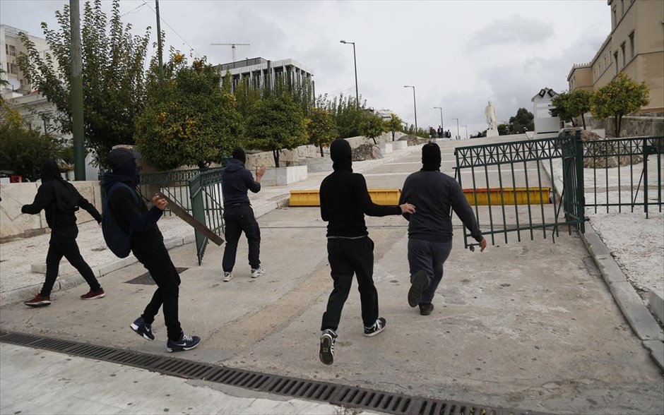 Μαθητικό συλλαλητήριο στα Προπύλαια - πορεία - μαθητές - ένταση. Μικροένταση επικράτησε στην μαθητική πορεία όταν&nbsp;ομάδα αγνώστων πέταξε πέτρες σε άντρες των ΜΑΤ που βρίσκονταν στον προαύλιο χώρο της Βουλής.&nbsp;