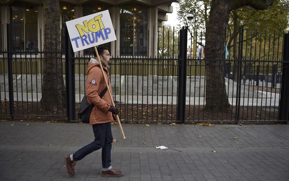Εκλογές - ΗΠΑ. Άνδρας διαδηλωτής έξω από την πρεσβεία των ΗΠΑ στο Λονδίνο.