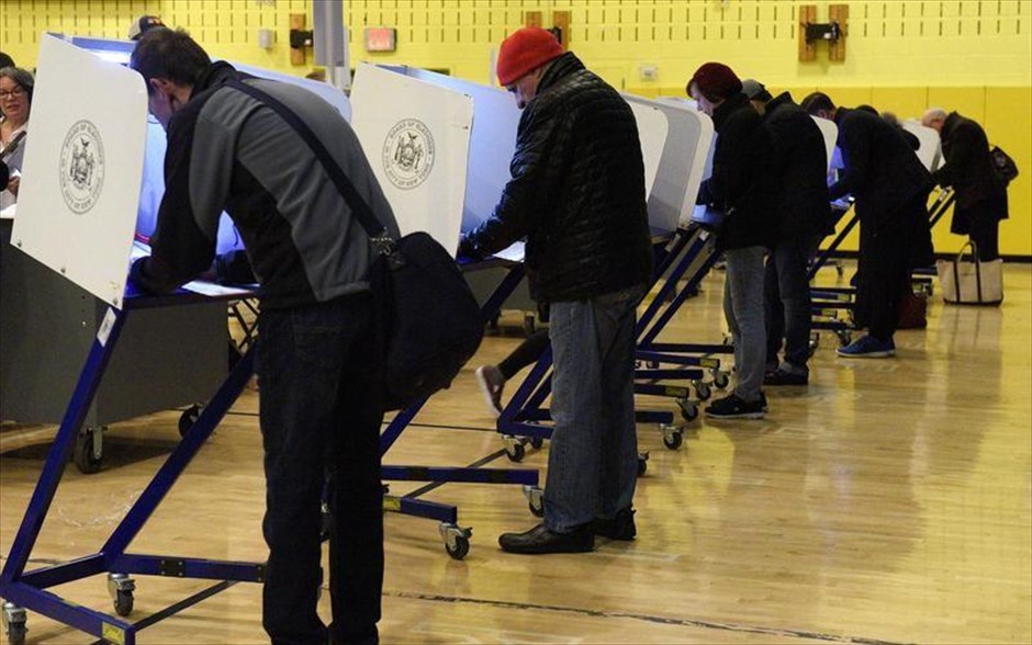 Εκλογές - ΗΠΑ. Ψηφοφόροι σε εκλογικό κέντρο του Μανχάταν.