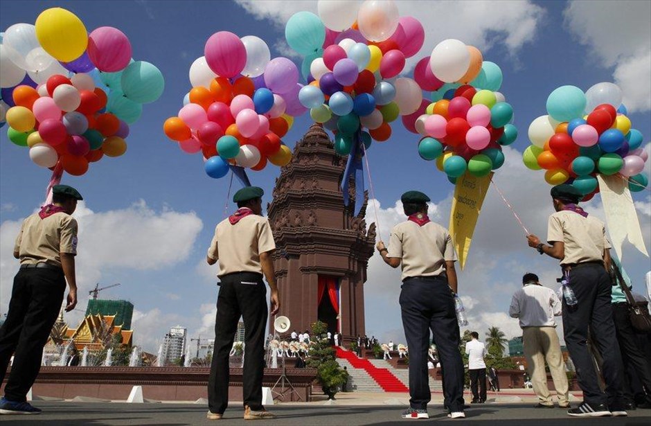Εορτασμοί για την 63η επέτειο ανεξαρτησίας της Καμπότζης. Μαθητές κρατούν μπαλόνια, κατά τη διάρκεια τελετής στο Μνημείο Ανεξαρτησίας στην Πνομ Πενχ. Η Καμπότζη γιορτάζει την 63η επέτειο ανεξαρτησίας της από τη Γαλλία.