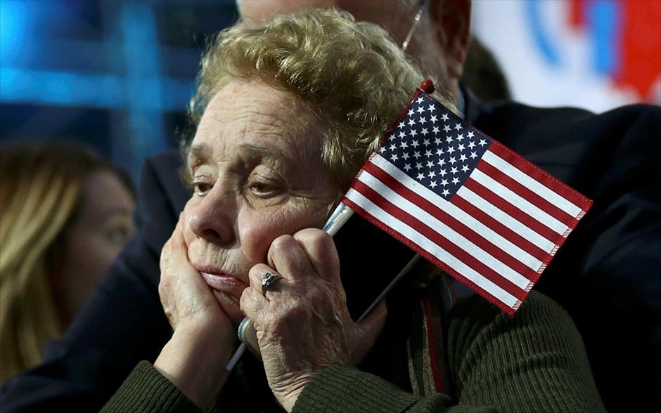 ΗΠΑ: Απογοητευμένοι οι υποστηρικτές των Δημοκρατικών . Μία υποστηρίκτρια της υποψήφιας των Δημοκρατικών για την προεδρία των ΗΠΑ Χίλαρι Κλίντον παρακολουθεί απογοητευμένη την ανακοίνωση των πρώτων αποτελεσμάτων των αμερικανικών εκλογών στη Νέα Υόρκη.
 