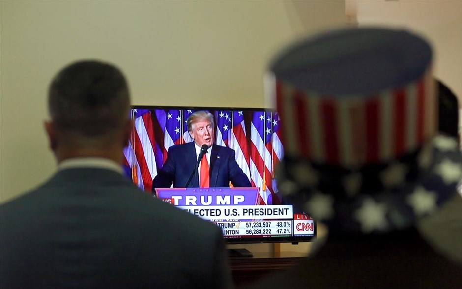 Ντόναλντ Τραμπ - εκλογές. Αμερικανοί πολίτες παρακολουθούν την τηλεοπτική αναμετάδοση της ομιλίας του Ντόναλντ Τραμπ στην κατοικία του πρέσβη των ΗΠΑ στη Βαγδάτη.