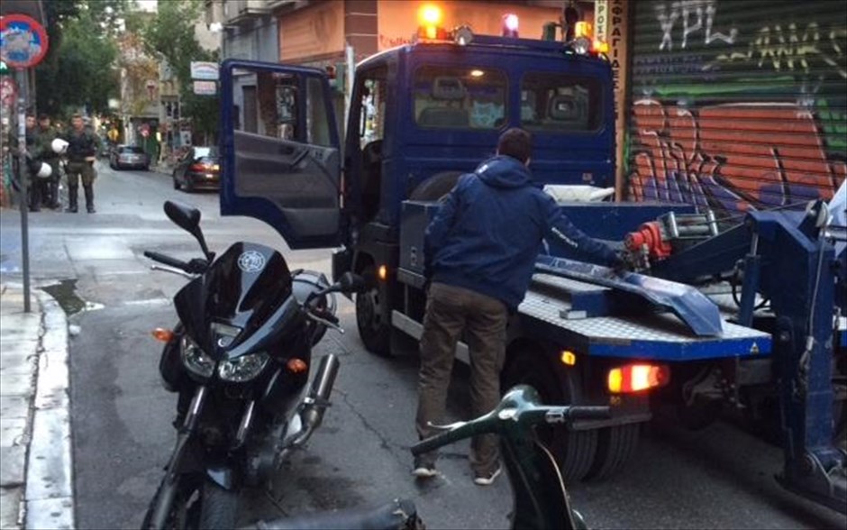 Επίθεση- γαλλική πρεσβεία- μηχανή . Στη συμβολή των οδών Θεμιστοκλέους και Σόλωνος εντοπίστηκε ύποπτη μοτοσικλέτα που εικάζεται ότι χρησιμοποίησαν οι δράστες.