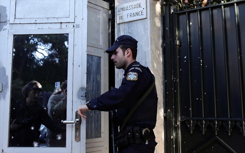 Επίθεση με χειροβομβίδα στη γαλλική πρεσβεία. 
