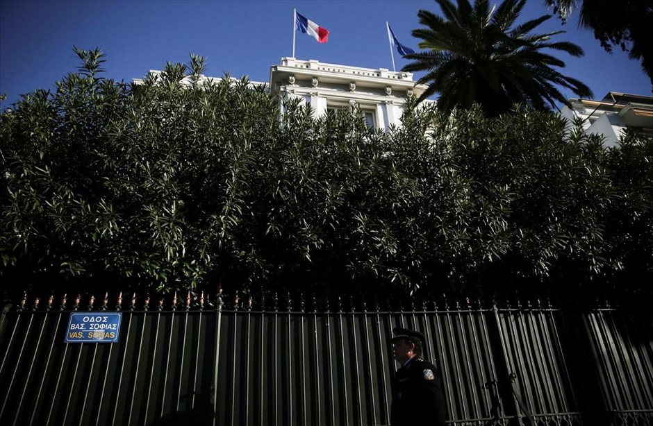 Επίθεση με χειροβομβίδα στη γαλλική πρεσβεία. 