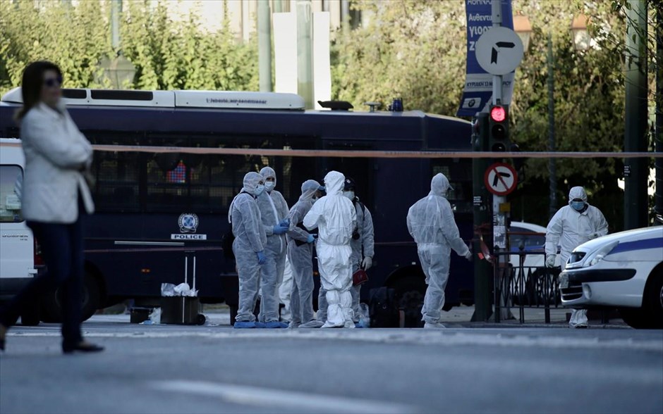 Επίθεση με χειροβομβίδα στη γαλλική πρεσβεία. 
