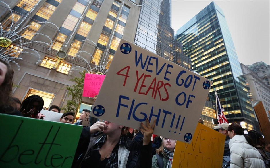 Διαδηλώσεις κατά της εκλογής Τραμπ στις ΗΠΑ #1. Κόσμος διαδηλώνει έξω από τον Πύργο Τραμπ στη Νέα Υόρκη.