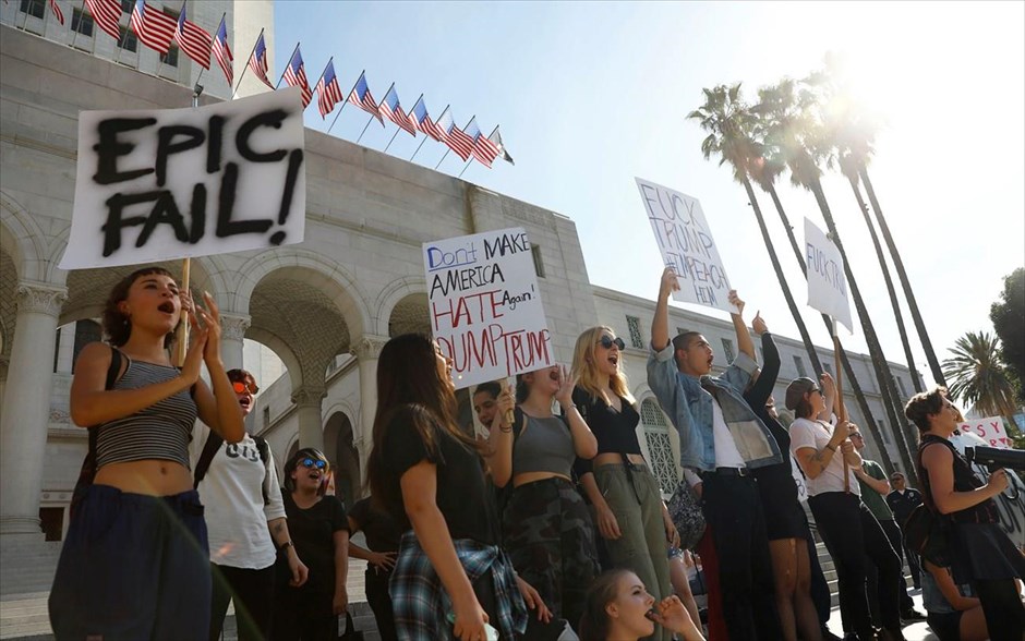 Διαδηλώσεις κατά της εκλογής Τραμπ στις ΗΠΑ #2. Συγκέντρωση διαμαρτυρίας έξω από το κτήριο του δημαρχείου του Λος Άντζελες.