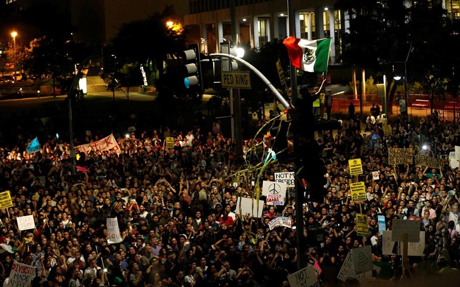 Διαδηλώσεις κατά της εκλογής Τραμπ στις ΗΠΑ #10. Διαδηλωτής κυματίζει τη μεξικανική σημαία κατά τη διάρκεια συγκέντρωσης διαμαρτυρίας στο Λος Άντζελες.