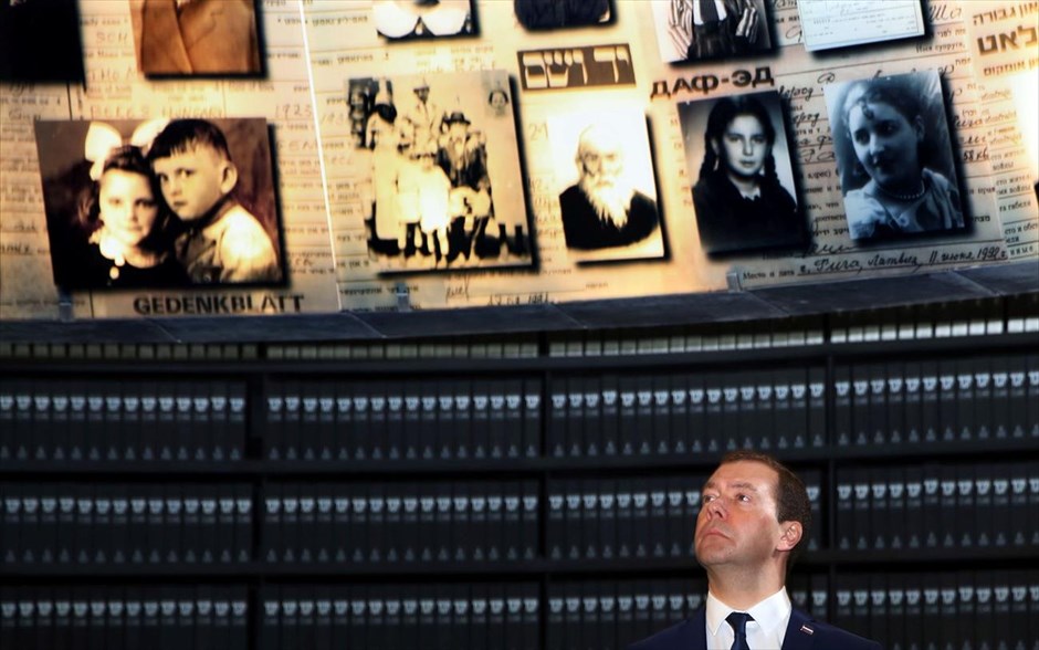 Στο Μουσείο Ιστορίας του Ολοκαυτώματος ο Ντ. Μεντβέντεφ. Ο Ρώσος Πρωθυπουργός Ντμίτρι Μεντβέντεφ κοιτά τις φωτογραφίες Εβραίων που δολοφονήθηκαν κατά το Ολοκαύτωμα, στο πλαίσιο της επίσκεψής του στο μουσείο Ιστορίας του Ολοκαυτώματος «Γιαντ Βασσέμ» στην Ιερουσαλήμ.