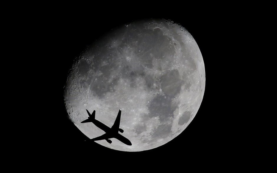 Fly me to the moon. Ο φωτογραφικός φακός «συλλαμβάνει» ένα αεροπλάνο να περνά μπροστά από τη Σελήνη καθώς διασχίζει τον νυχτερινό ουρανό της Σαγκάης.
&nbsp;
