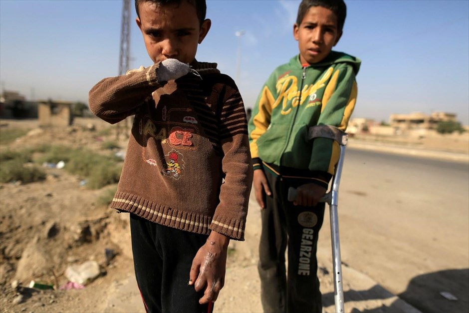 Πρόοδος στη μάχη για την ανακατάληψη της Μοσούλης. Ο οκτάχρονος Μπασίρ, που έχασε το χέρι του και το ένα μάτι του όταν έπεσε οβίδα στο σπίτι του, φωτογραφίζεται μαζί με τον μεγαλύτερο αδερφό του Μαχαάλ σε σημείο ελέγχου των ιρακινών δυνάμεων ασφαλείας, ανατολικά της Μοσούλης. Σημαντική πρόοδο στη «μάχη» για την ανακατάληψη του προπυργίου του Ισλαμικού Κράτους στο Ιράκ, καταγράφει ο ιρακινός στρατός. Οι δυνάμεις ασφαλείας, οι οποίες υποστηρίζονται αεροπορικώς από τις ΗΠΑ, απέκτησαν σήμερα τον έλεγχο δύο περιοχών στα ανατολικά της πόλης, κατόπιν σκληρών συγκρούσεων με τους τζιχαντιστές του Ισλαμικού Κράτους.