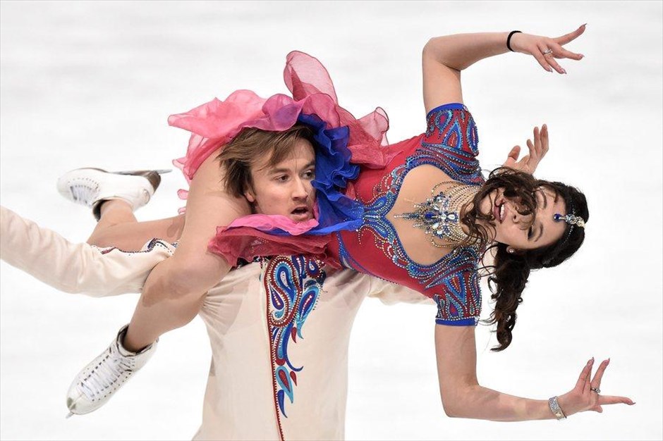 Γκραν πρι καλλιτεχνικού πατινάζ στο Παρίσι. Η Ελενα Ιλίνικ και ο Ρουσλάν Ζιγκάνσιν από τη Ρωσία παρουσιάζουν το πρόγραμμά τους στον χορό στον πάγο στο πλαίσιο του γκραν πρι καλλιτεχνικού πατινάζ που διεξάγεται στο Παρίσι.