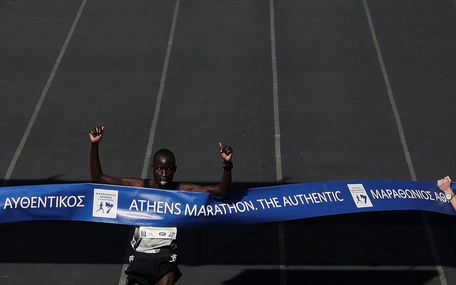 34ος Μαραθώνιος της Αθήνας - Λούκας Ρότιτς Λουμπουάν. O Λούκας Ρότιτς Λουμπουάν από την Κένυα κόβει πρώτος το νήμα.