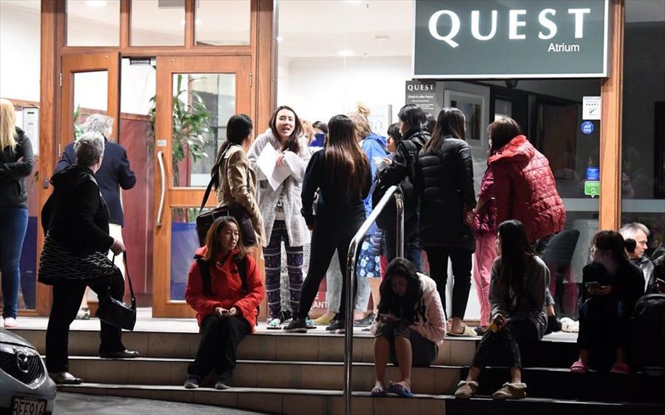 Σεισμός στη Νέα Ζηλανδία. Κόσμος έχει συγκεντρωθεί έξω από ξενοδοχείο στο Ουέλινγκτον.