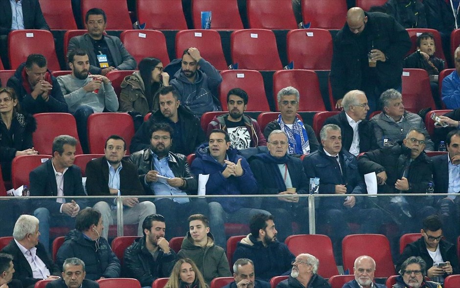 Ελλάδα - Βοσνία - Τσίπρας - Παππάς - Βασιλειάδης. Ο πρωθυπουργός Αλέξης Τσίπρας παρακολουθεί τον αγώνα της Εθνικής μαζί με τον υπουργό&nbsp;Ψηφιακής Πολιτικής Νίκο&nbsp;Παππά&nbsp;και τον&nbsp;υφυπουργό&nbsp;Αθλητισμού Γιώργο&nbsp;Βασιλειάδη.