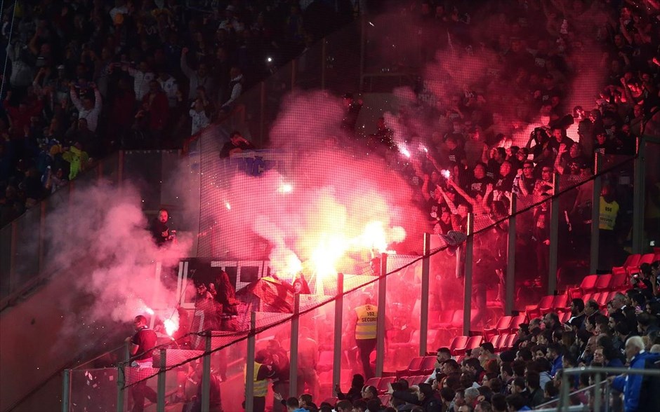 Ελλάδα - Βοσνία . Το παιχνίδι διακόπηκε προσωρινά γιατί έπεσαν φωτοβολίδες στον αγωνιστικό χώρο.