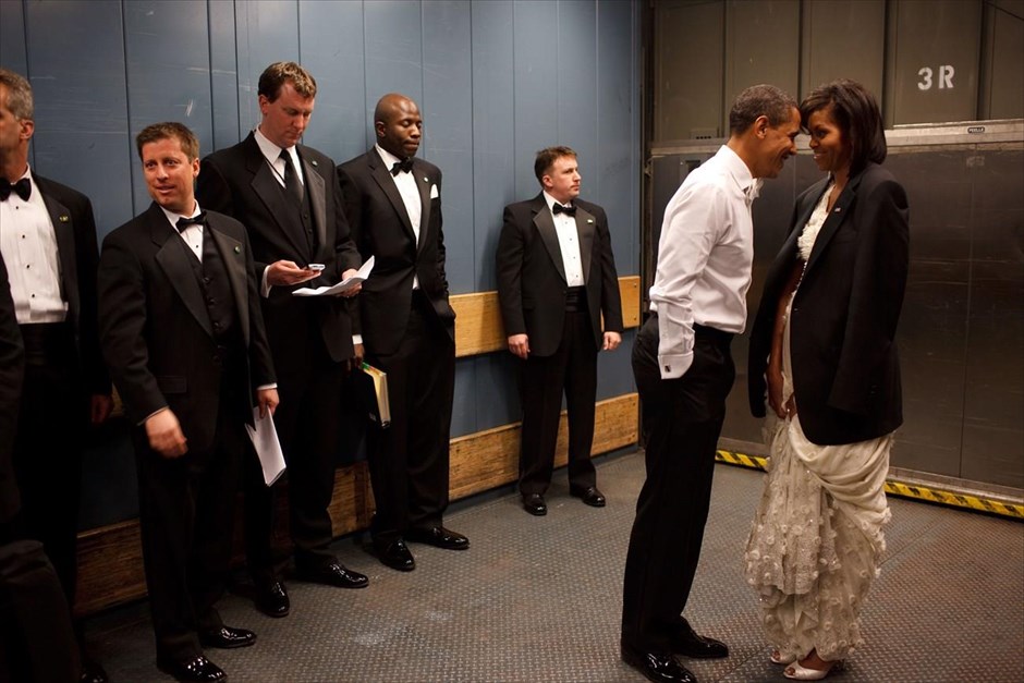Μπαράκ Ομπάμα - Τα αγαπημένα καρέ του φωτογράφου του Ομπάμα. Ο πρόεδρος των ΗΠΑ Μπαράκ Ομπάμα και η Πρώτη Κυρία Μισέλ Ομπάμα, μοιράζονται μία ιδιωτική στιγμή σε ένα ασανσέρ, στο χορό της Ορκωμοσίας, στην Ουάσιγκτον (20 Ιανουαρίου 2009).