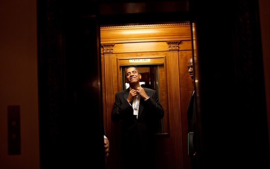 Μπαράκ Ομπάμα - Τα αγαπημένα καρέ του φωτογράφου του Ομπάμα. O Μπαράκ Ομπάμα στο ασανσέρ για την ιδιωτική του κατοικία στο Λευκό Οίκο, τα ξημερώματα της 21ης Ιανουαρίου, μετά από μία κουραστική ημέρα όπου, μετά την ορκομωσία του ως πρόεδρος των ΗΠΑ παρευρέθηκε σε 10 χορούς (21 Ιανουαρίου 2009).