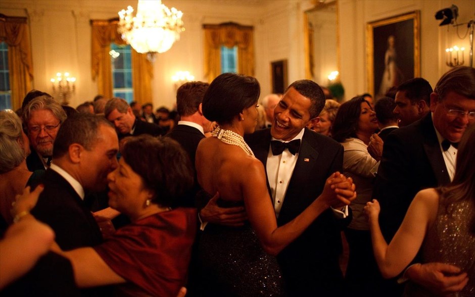 Μπαράκ Ομπάμα - Τα αγαπημένα καρέ του φωτογράφου του Ομπάμα. O πρόεδρος Μπαράκ Ομπάμα και η σύζυγός του Μισέλ χορεύουν ενώ παίζει το συγκρότημα Earth, Wind and Fire, στο Χορό των Κυβερνητών, στο Λευκό Οίκο (22 Φεβρουαρίου 2009).