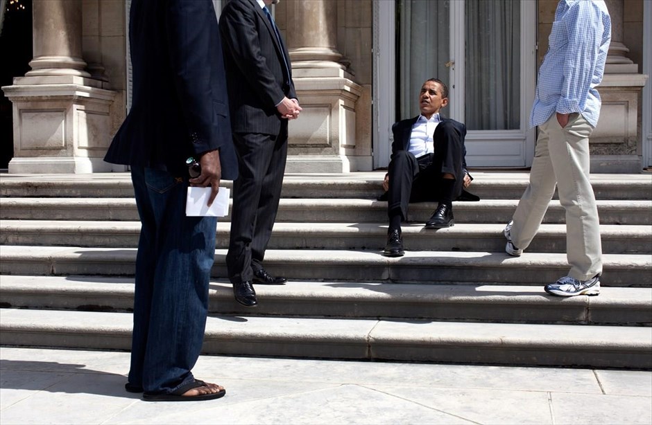 Μπαράκ Ομπάμα - Τα αγαπημένα καρέ του φωτογράφου του Ομπάμα. Ο Μπαράκ Ομπάμα κάθεται στα σκαλιά της Αμερικάνικης πρεσβείας στο Παρίσι, λίγο πριν την αναχώρησή του για την Ουάσιγκτον (7 Ιουνίου 2009).