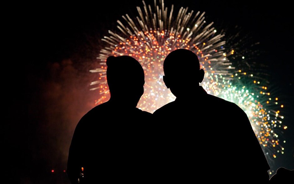 Μπαράκ Ομπάμα - Τα αγαπημένα καρέ του φωτογράφου του Ομπάμα. Ο πρόεδρος των ΗΠΑ Μπαράκ Ομπάμα και η σύζυγός του Μισέλ, παρακολουθούν τα πυροτεχνήματα πάνω από το Εθνικό πάρκο της Ουάσινγκτον, από το Λευκό Οίκο (4 Ιουλίου 2009).