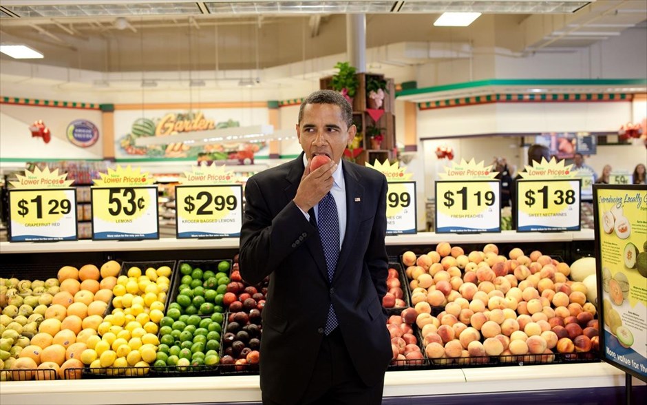 Μπαράκ Ομπάμα - Τα αγαπημένα καρέ του φωτογράφου του Ομπάμα. Ο Μπαράκ Ομπάμα τρώει ένα νεκταρίνι, μετά από μία συνάντηση με το δήμαρχο, στο σουπερ μάρκετ Kroger, στο Μπρίστολ (29 Ιουλίου 2009).