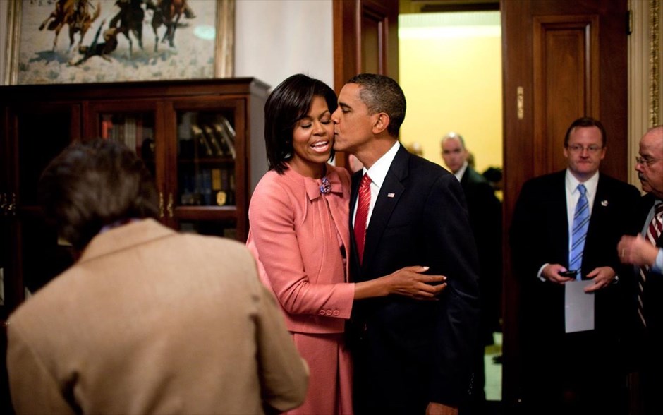 Μπαράκ Ομπάμα - Τα αγαπημένα καρέ του φωτογράφου του Ομπάμα. Ο Μπαράκ Ομπάμα φιλά τη σύζυγό του Μισέλ, μετά από ομιλία του για την υγειονομική περίθαλψη σε συνεδρίαση του Κογκρέσου (9 Σεπτεμβρίου 2009).