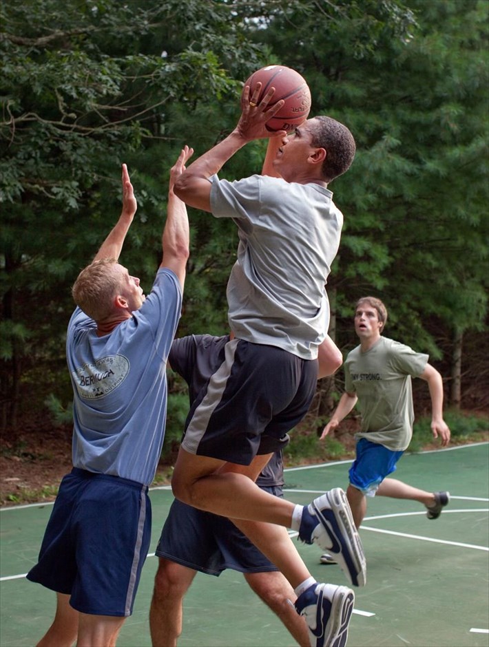 Μπαράκ Ομπάμα - Τα αγαπημένα καρέ του φωτογράφου του Ομπάμα. Ο Μπαράκ Ομπάμα παίζει μπάσκετ με προσωπικό του Λευκού Οίκου, κατά τη διάρκεια διακοπών (26 Αυγούστου 2009).