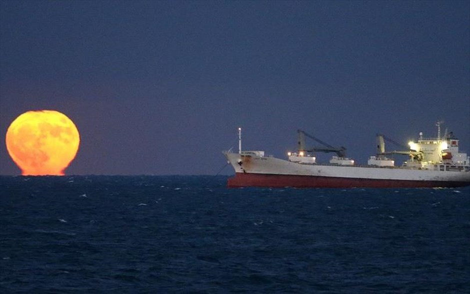 Υπερπανσέληνος- Γαλλία. Το φεγγάρι «βουτά» στη Μεσόγειο στη Νότια Γαλλία.&nbsp;
