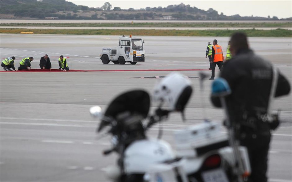 Αεροδρόμιο Ελ. Βενιζέλος - Μπαράκ Ομπάμα. Υπάλληλοι του αεροδρομίου στρώνουν το κόκκινο χαλί στον αεροδιάδρομο του "Ελ. Βενιζέλος", λίγες ώρες πριν φτάσει ο πρόεδρος των ΗΠΑ Μπάρακ Ομπάμα, Σπάτα, Τρίτη 15 Νοεμβρίου 2016. Εντός των επόμενων ωρών φτάνει στην Ελλάδα ο Μπαράκ Ομπάμα, πρώτος σταθμός στο τελευταίο του ταξίδι στην Ευρώπη ως Πρόεδρος των ΗΠΑ, ενώ θα ακολουθήσει η επίσκεψή του στη Γερμανία.Ο Μπαράκ Ομπάμα, είναι ο τέταρτος πρόεδρος των ΗΠΑ που επισκέπτεται την Αθήνα, δεκαεπτά χρόνια μετά την επίσκεψη του Μπιλ Κλίντον. ΑΠΕ-ΜΠΕ/ΑΠΕ-ΜΠΕ/ΠΑΝΤΕΛΗΣ ΣΑΪΤΑΣ