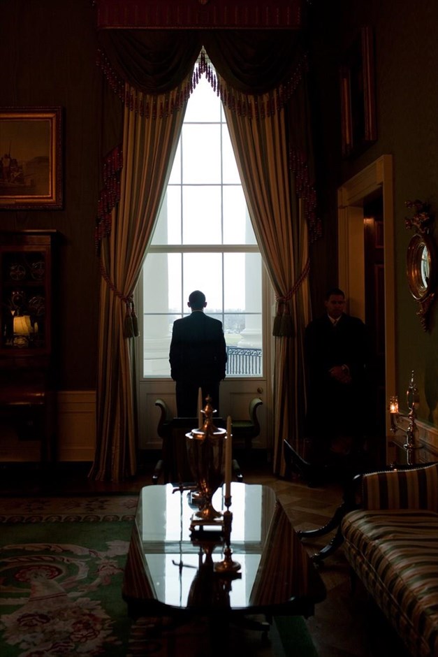 Μπαράκ Ομπάμα - Τα αγαπημένα καρέ του φωτογράφου του Ομπάμα. O πρόεδρος των ΗΠΑ, Μπαράκ Ομπάμα, στο Πράσινο Δωμάτιο του Λευκού Οίκου (26 Μαρτίου 2009).