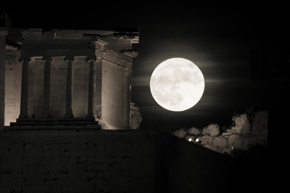 Η υπερπανσέληνος στην Ακρόπολη. Το φεγγάρι ανατέλλει πίσω από την Ακρόπολη, κατά τη διάρκεια της μεγαλύτερης πανσέληνου των τελευταίων 70 ετών.