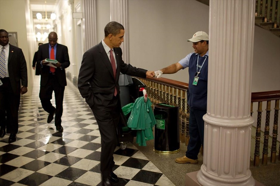 Μπαράκ Ομπάμα - Τα αγαπημένα καρέ του φωτογράφου του Ομπάμα. Ο Μπαράκ Ομπάμα χαιρετά τον επιστάτη Λόρενς Λίπσκομπ, στο κτήριο Άιζενχαουερ (3 Δεκεμβρίου 2009).