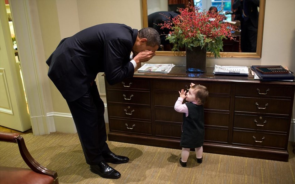 Μπαράκ Ομπάμα - Τα αγαπημένα καρέ του φωτογράφου του Ομπάμα. Ο πρόεδρος των ΗΠΑ παίζει κρυφτό με την κόρη μίας υπαλλήλου του Λευκού Οίκου, στο Οβάλ Γραφείο (30 Οκτωβρίου 2009).