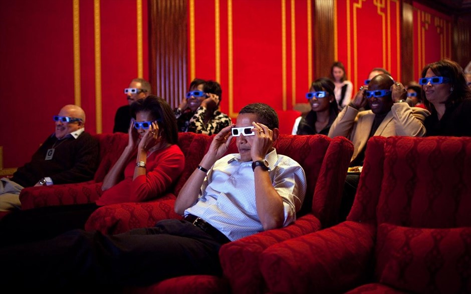 Μπαράκ Ομπάμα - Τα αγαπημένα καρέ του φωτογράφου του Ομπάμα. Ο Μπαράκ Ομπάμα και η σύζυγός του Μισέλ, παρακολουθούν με τους καλεσμένους τους μία διαφήμιση σε 3D, κατά τη διάρκεια του αγώνα του Super Bowl, στον κινηματογράφο του Λευκού Οίκου (1 Φεβρουαρίου 2009).