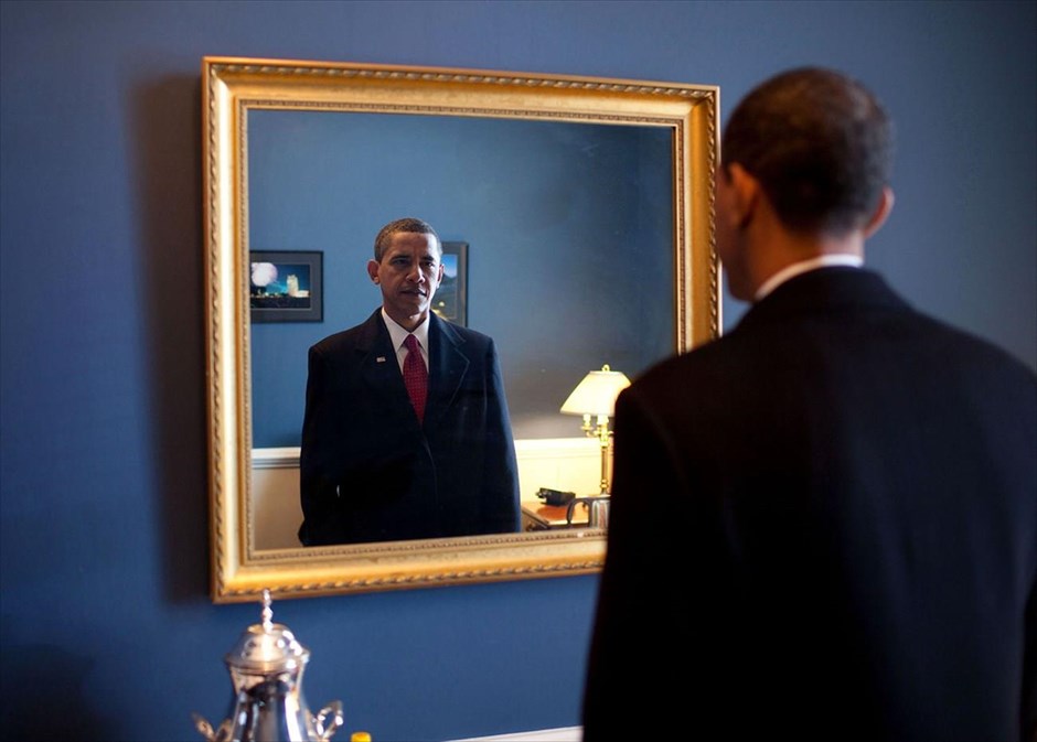 Μπαράκ Ομπάμα - Τα αγαπημένα καρέ του φωτογράφου του Ομπάμα. Ο νεοεκλεγείς πρόεδρος Μπαράκ Ομπάμα ρίχνει μία τελευταία ματιά στον καθρέφτη, λίγα λεπτά πριν την ορκομωσία του στο Καπιτώλιο (20 Ιανουαρίου 2009).
