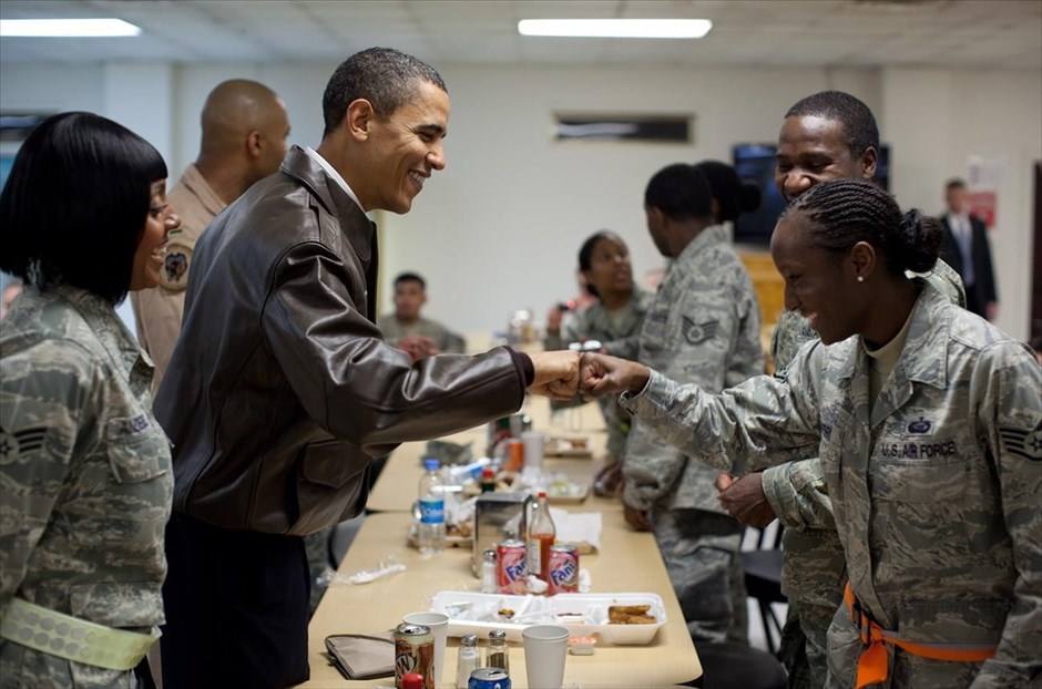 Μπαράκ Ομπάμα - Τα αγαπημένα καρέ του φωτογράφου του Ομπάμα. Ο πρόεδρος Μπαράκ Ομπάμα χαιρετά αμερικανούς στρατιώτες, στην αεροπορική βάση του Μπάγκραμ, στο Αφγανιστάν (28 Μαρτίου 2010).
