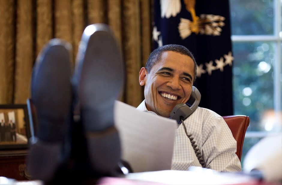 Μπαράκ Ομπάμα - Τα αγαπημένα καρέ του φωτογράφου του Ομπάμα. Ο πρόεδρος Μπαράκ Ομπάμα χαμογελά κατά τη διάρκεια της τηλεφωνικής του επικοινωνίας με τον Ρώσο πρόεδρο Ντιμίτρι Μεντβέντεβ, στο Οβάλ Γραφείο (12 Δεκεμβρίου 2009).