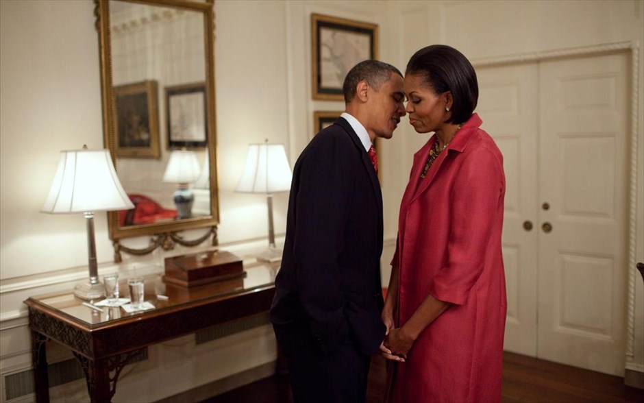 Μπαράκ Ομπάμα - Τα αγαπημένα καρέ του φωτογράφου του Ομπάμα. Στιγμιότυπο του Αμερικανού προέδρου Μπαράκ Ομπάμα και της συζύγου του Μισέλ στο Δωμάτιων των Χαρτών στο Λευκό Οίκο, λίγο πριν υποδεχτούν τον πρόεδρο του Μεξικού Φελίπε Καλντερόν και τη γυναίκα του Μαργαρίτα Ζαβάλα (19 Μαϊου 2010).