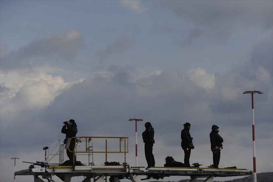 Δρακόντεια μέτρα ασφαλείας για την επίσκεψη Ομπάμα. Ελεύθεροι σκοπευτές λαμβάνουν θέσεις&nbsp;στο αεροδρόμιο Ελ. Βενιζέλος εν αναμονή της άφιξης του Αμερικανού προέδρου Μπαράκ Ομπάμα.&nbsp;Δρακόντεια είναι τα μέτρα ασφαλείας που έχουν προγραμματιστεί από τις αμερικανικές και τις ελληνικές αρχές για την επίσκεψη του απερχόμενου Αμερικανού προέδρου στην Ελλάδα.