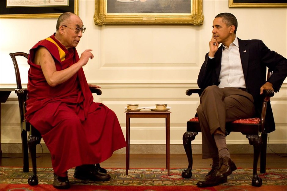 Μπαράκ Ομπάμα - Τα αγαπημένα καρέ του φωτογράφου του Ομπάμα. Συνάντηση του πρόεδρου των ΗΠΑ με τον Δαλάι Λάμα, στο Λευκό Οίκο (16 Ιουλίου 2011).