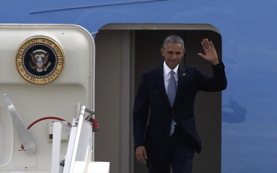 Αεροδρόμιο Ελ. Βενιζέλος - Μπαράκ Ομπάμα - Air Force One. Ο Πρόεδρος των Ηνωμένων Πολιτειών της Αμερικής, Μπαράκ Ομπάμα αποβιβάζεται από το Air Foprce One στο αεροδρόμιο Ελευθέριος Βενιζέλος, Σπάτα, Τρίτη 15 Νοεμβρίου 2016. Τον Πρόεδρο ΗΠΑ υποδέχτηκε ο υπουργός Εθνικής Άμυνας, Πάνος Καμμένος, ενώ τιμητικό άγημα απέδωσε τιμές. Έφτασε στην Ελλάδα ο Μπαράκ Ομπάμα, πρώτος σταθμός στο τελευταίο του ταξίδι στην Ευρώπη ως Πρόεδρος των ΗΠΑ, ενώ θα ακολουθήσει η επίσκεψή του στη Γερμανία. Ο Μπαράκ Ομπάμα, είναι ο τέταρτος πρόεδρος των ΗΠΑ που επισκέπτεται την Αθήνα, δεκαεπτά χρόνια μετά την επίσκεψη του Μπιλ Κλίντον.