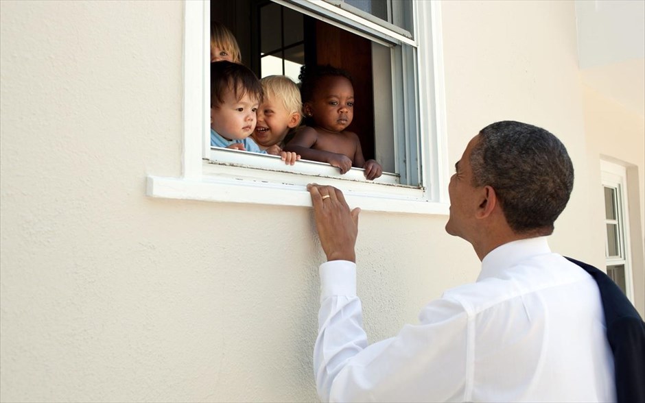Μπαράκ Ομπάμα - Τα αγαπημένα καρέ του φωτογράφου του Ομπάμα. Ο πρόεδρος Μπαράκ Ομπάμα χαιρετά παιδάκια που έχουν συγκεντρωθεί στο παράθυρο του σχολείου της κόρης του στη Μπεθέσντα (9 Ιουνίου 2011). Ο Ομπάμα παρευρέθηκε στην γιορτή για την αποφοίτηση της κόρης του από την τετάρτη τάξη δημοτικού.