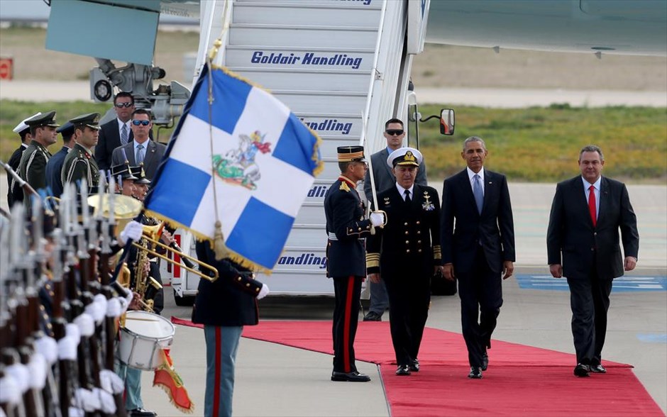 Αεροδρόμιο Ελ. Βενιζέλος - Μπαράκ Ομπάμα. Ο Πρόεδρος των Ηνωμένων Πολιτειών της Αμερικής, Μπαράκ Ομπάμα (2Δ), ο υπουργός Εθνικής Άμυνας, Πάνος Καμμένος (Δ) και ο Αρχηγός ΓΕΕΘΑ Ναύαρχος Ευάγγελος Αποστολάκης ΠΝ (3Δ) επιθεωρούν τιμητικό άγημα κατά τη διάρκεια της τελετής υποδοχής του, στο αεροδρόμιο Ελευθέριος Βενιζέλος, Σπάτα, Τρίτη 15 Νοεμβρίου 2016. Έφτασε στην Ελλάδα ο Μπαράκ Ομπάμα, πρώτος σταθμός στο τελευταίο του ταξίδι στην Ευρώπη ως Πρόεδρος των ΗΠΑ, ενώ θα ακολουθήσει η επίσκεψή του στη Γερμανία.