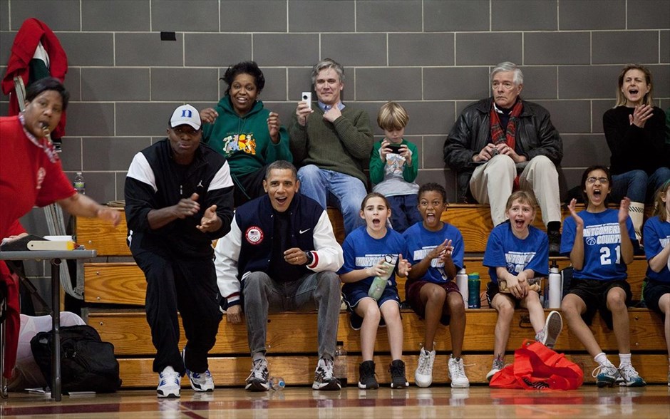Μπαράκ Ομπάμα - Τα αγαπημένα καρέ του φωτογράφου του Ομπάμα. Ο Ομπάμα παρακολουθεί τον αγώνα μπάσκετ της ομάδας της κόρης του Σάσα (5 Φεβρουαρίου 2011).