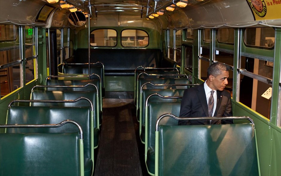 Μπαράκ Ομπάμα - Τα αγαπημένα καρέ του φωτογράφου του Ομπάμα. Ο Μπαράκ Ομπάμα κάθεται στο διάσημο λεωφορείο της Ρόζα Παρκς, στο Μουσείο Χένρι Φορντ, στο Μίσιγκαν (18 Απριλίου 2012). Η Ρόζα Παρκς ήταν μια έγχρωμη μοδίστρα, που έμελλε να μείνει στην ιστορία όταν, στις 1 Δεκεμβρίου 1955, στο Μοντγκόμερυ της Αλαμπάμα, αρνήθηκε να δώσει τη θέση της στο λεωφορείο σε έναν λευκό, αντιστεκόμενη στην τότε πολιτική φυλετικού διαχωρισμού των ΗΠΑ που απαιτούσε από τους έγχρωμους πολίτες να κάθονται στο πίσω μέρος του λεωφορείου και να παραχωρούν τη θέση τους στους λευκούς.