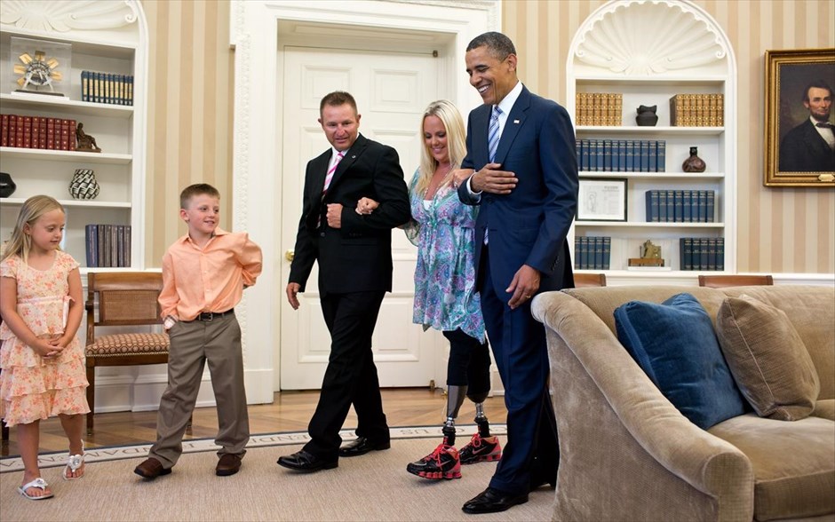 Μπαράκ Ομπάμα - Τα αγαπημένα καρέ του φωτογράφου του Ομπάμα. Ο πρόεδρος Μπαράκ Ομπάμα υποδέχεται την Στέφανι Ντέκερ, τον άντρα της Τζο και τα παιδιά τους Ρίς και Ντομινίκ στο Οβάλ Γραφείο (29 Ιουνίου 2012). Η Ντέκερ έχασε τα πόδια της ενώ προσπαθούσε να σώσει τα παιδιά της κατά τη διάρκεια ενός ανεμοστρόβιλου στην Ιντιάνα το Μάρτιο εκείνης της χρονιάς.